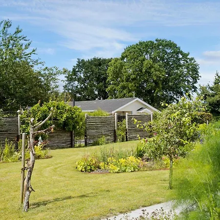 בית נופש 2 Bedroom Awesome In אוטרופ